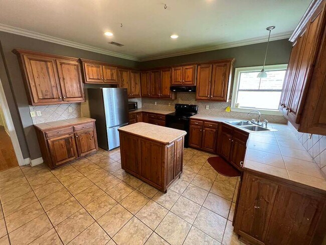 Building Photo - Beautiful 3 Bedroom Home in Established Zachary Neighborhood!