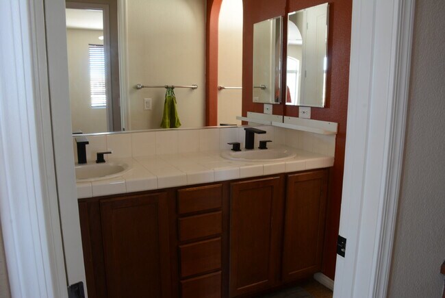 Building Photo - "Spacious 4-Bedroom Oasis with Granite Tou...