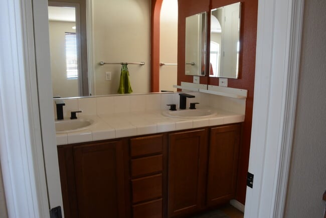 Building Photo - "Spacious 4-Bedroom Oasis with Granite Touches and Cozy Fireplace in Las Vegas!"