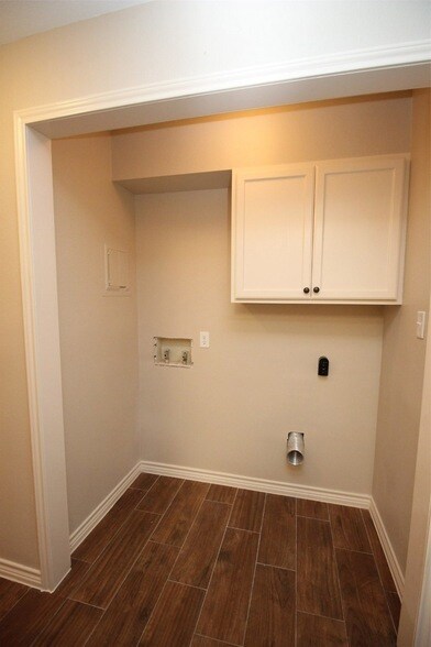 Building Photo - 13 Hideaway Dr