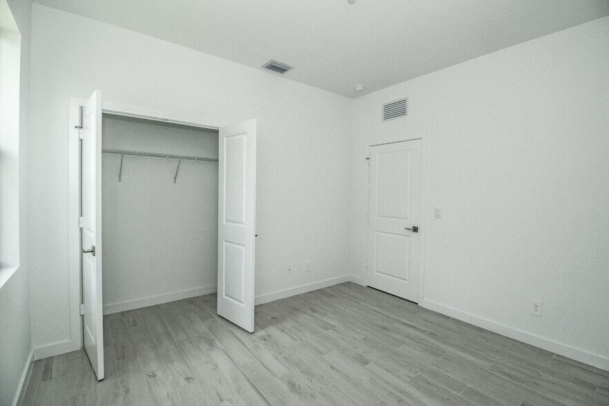 Building Photo - 5929 SE Sky Blue Cir