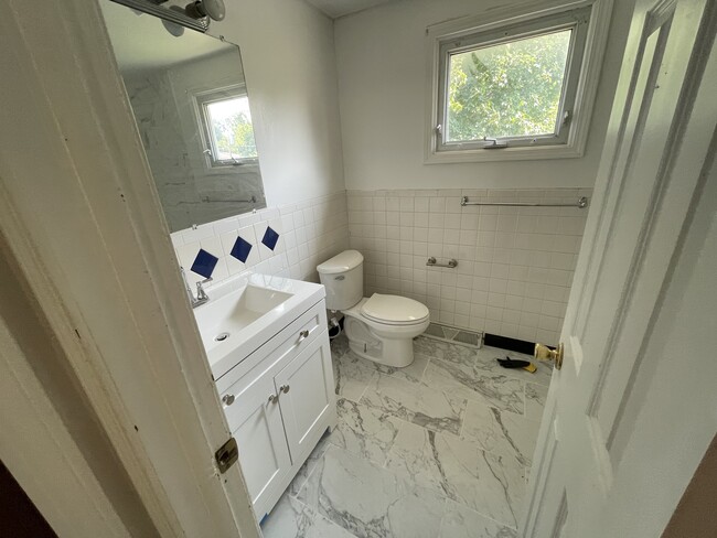 Building Photo - 165 Berehaven Dr