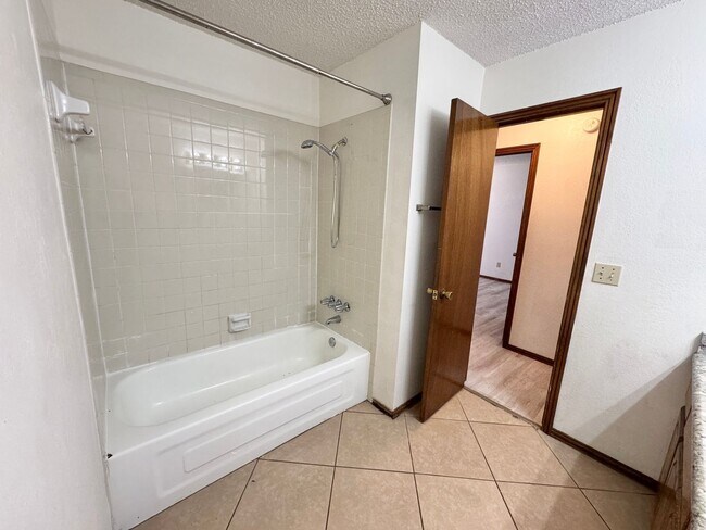 Building Photo - 3 Bed 2 bath!