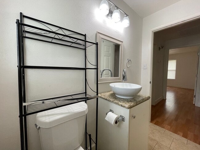 Building Photo - 2 Bedroom 1 Bath Home in Fort Worth