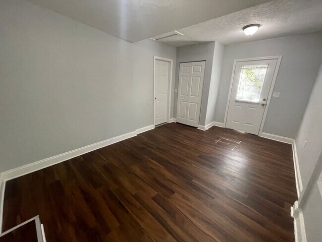 Building Photo - 4/2 Single Family Home : Available Now!