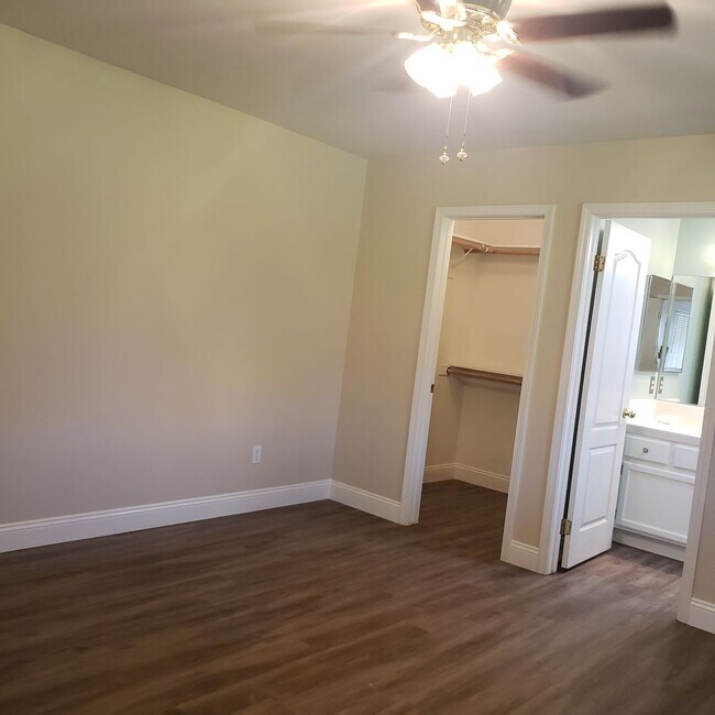 Building Photo - 11808 Cedar Bluff Ave