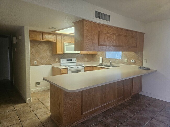 Building Photo - Unfurnished Long Term