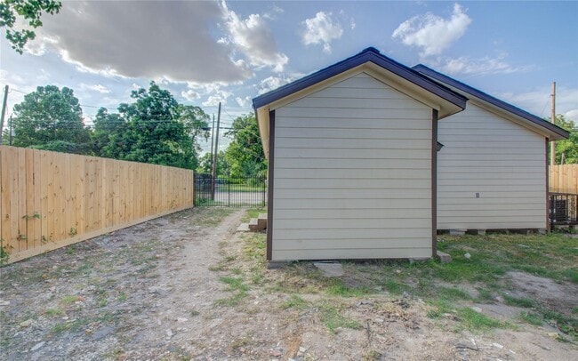 Building Photo - 1051 W Little York Rd