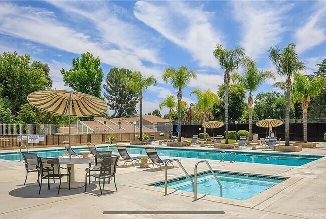 Building Photo - LOVELY 2BD/2BA Condo in Valencia's Desirable Lakeshore Community