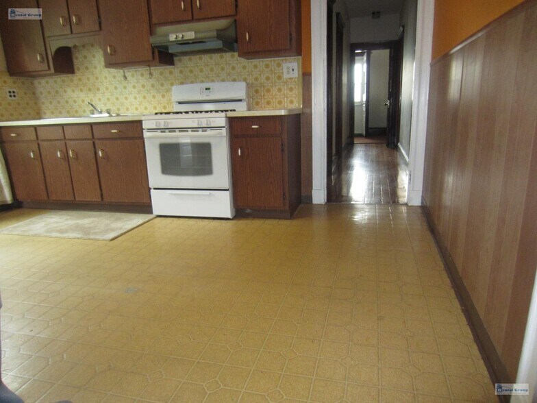 Primary Photo - 129 Warren St