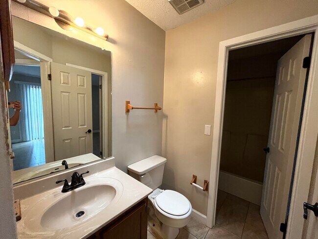 Building Photo - 1501 Green Acres Blvd