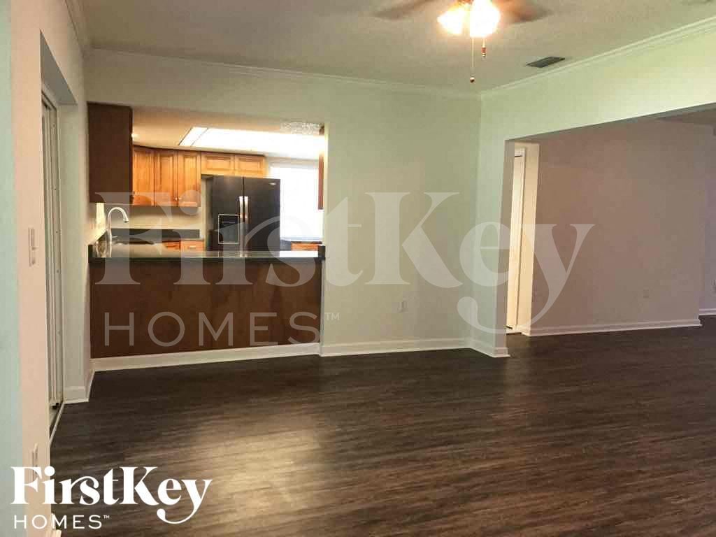 Building Photo - 833 Weeburn St