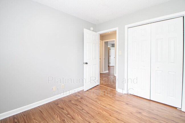 Building Photo - 1212 Kendall Dr