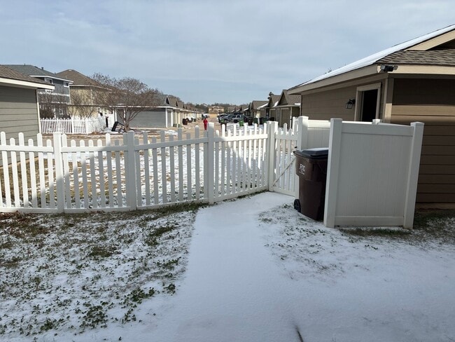 Building Photo - Beautiful 3BR 2.5BA Home w/ Community Pools and Trails • Granite Counters • Detached 2-Car in  Tu...