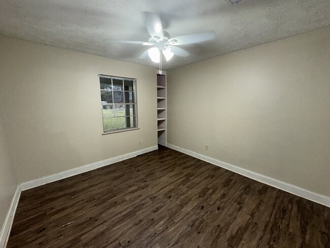 Building Photo - 1219 Shalimar Dr