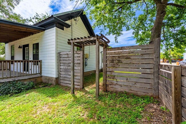 Building Photo - Urban Charm Meets Modern Living in the Heart of East Austin!