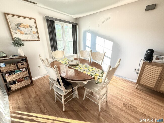 Building Photo - 204 Country Club Ct