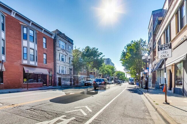 Building Photo - 1422 W Lexington St