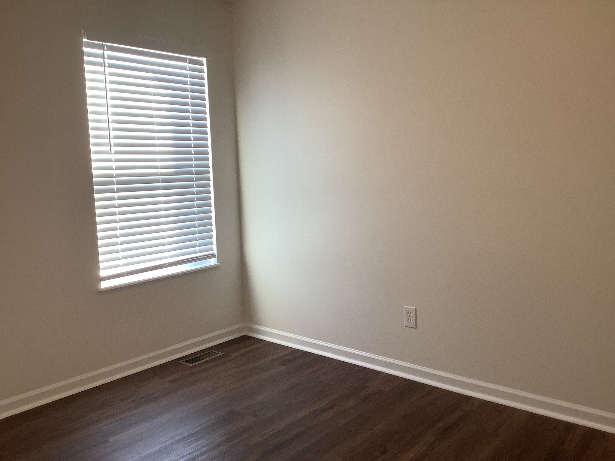 Building Photo - 109 Sandburg Dr