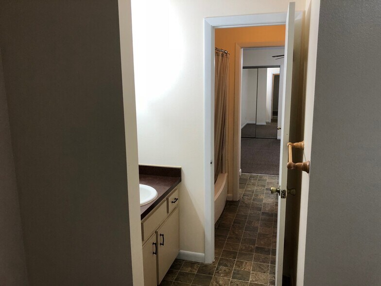 Building Photo - 2108 Northeast 38th Avenue