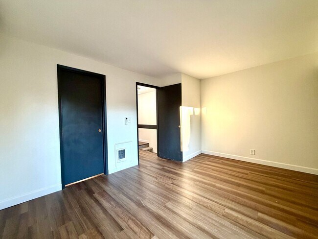 Building Photo - **$1000 DEPOSIT + TWO WEEKS FREE RENT** Spacious Townhouse in the Heart of Garden Home~ New LVP F...