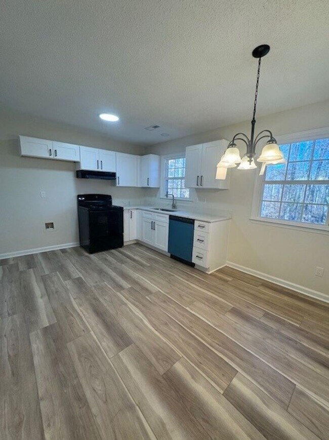 Building Photo - ****** HALF OFF FIRST FULL MONTH OF RENT!! ******