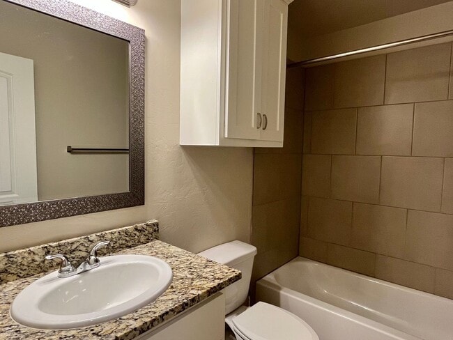 Building Photo - Updated 3 Bedroom 2 Bath Duplex in the Hea...