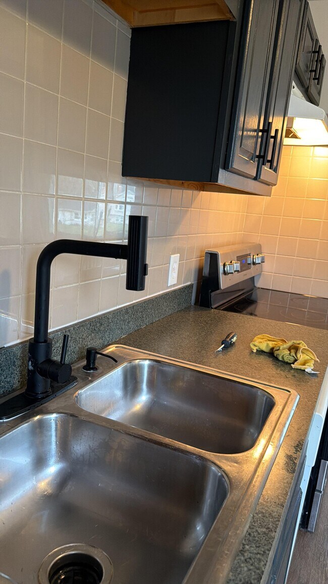 Building Photo - 6686 Deer Ct