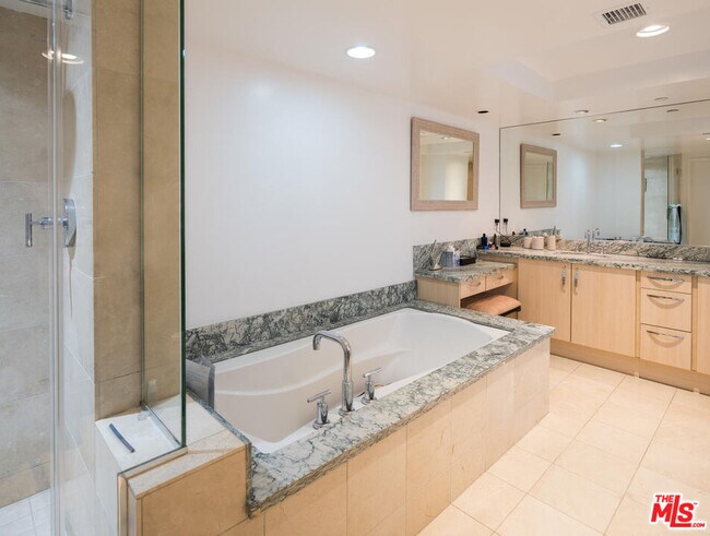 Building Photo - 13650 Marina Pointe Dr
