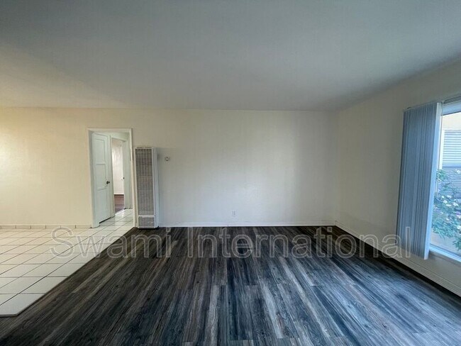 Building Photo - 622 1/2 E 97th