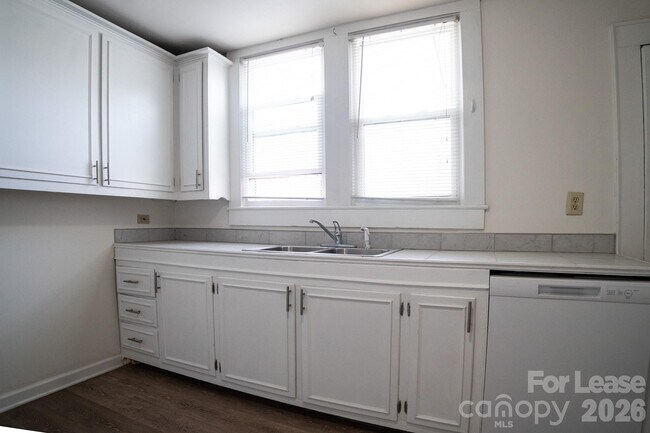 Building Photo - 405 N Main St