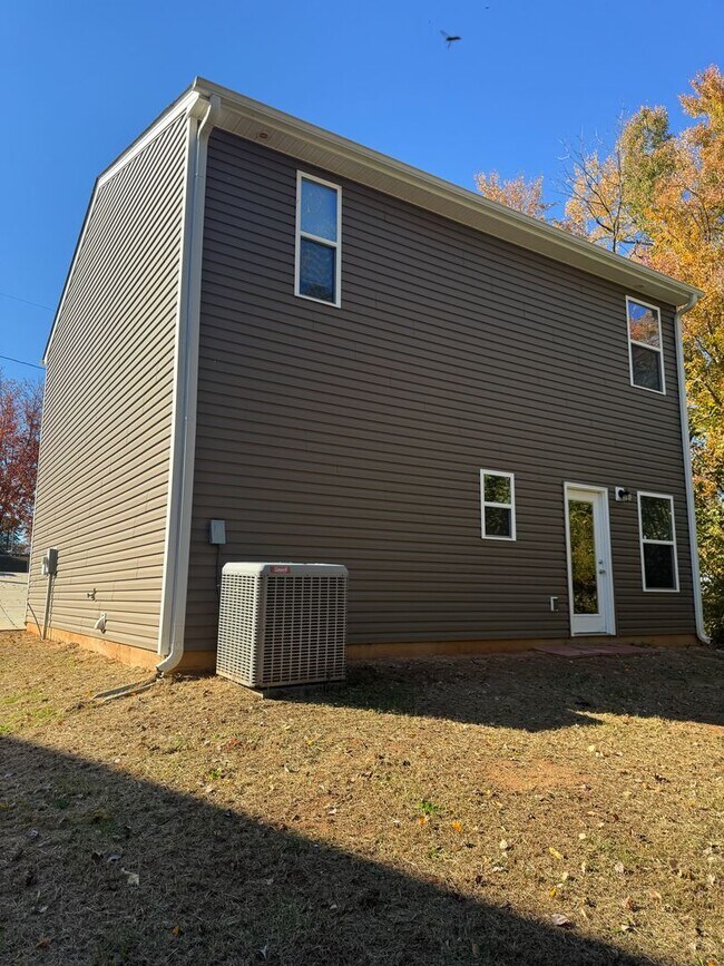 Building Photo - Beautiful 3-Bedroom Home Near Downtown Sta...