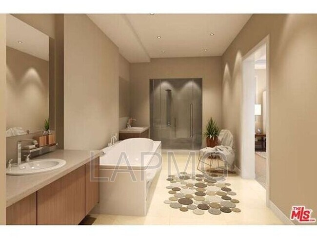 Building Photo - 450 N Palm Dr
