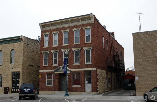Primary Photo - 110 E 10th St