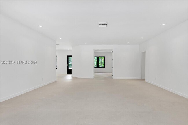 Building Photo - 950 Bayamo Ave