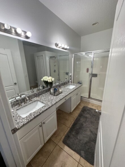 Building Photo - 733 Hacienda Cir