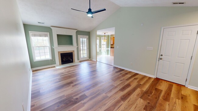 Building Photo - $300 OFF First Month's Rent! 3 Bedroom Ran...