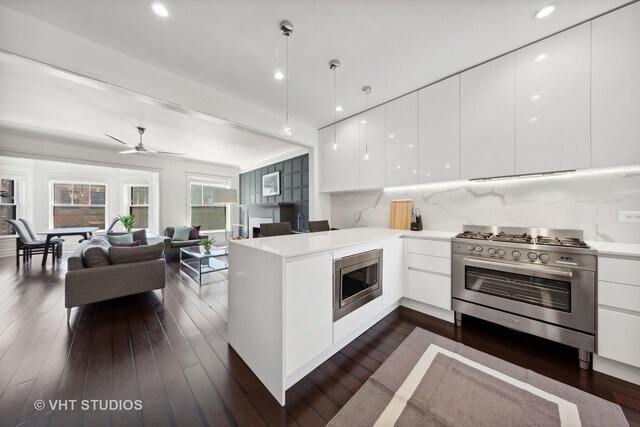 Building Photo - 556 W Roscoe St