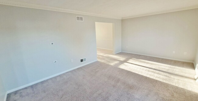 Building Photo - 3 Bed / 3 Bath Single Family Home