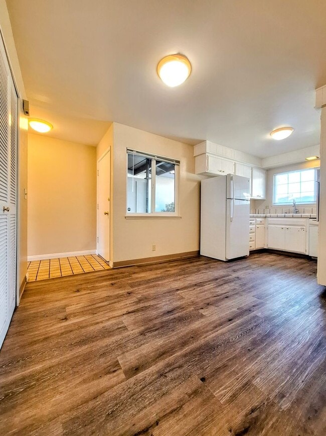 Building Photo - Charming 2bd Duplex With Private Yard & Garage