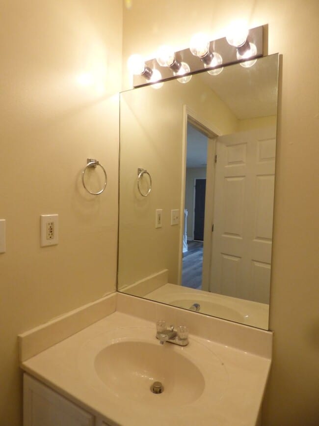 Building Photo - Beautiful Townhouse! All Electric, Washer/...