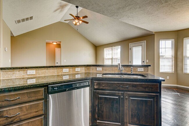 Building Photo - Beautiful all brick 3 bed 2 bath house in ...