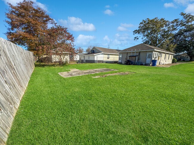 Building Photo - 661 Victory Dr