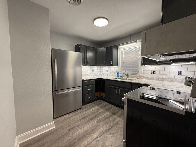 Building Photo - 313 E Bernard Ave