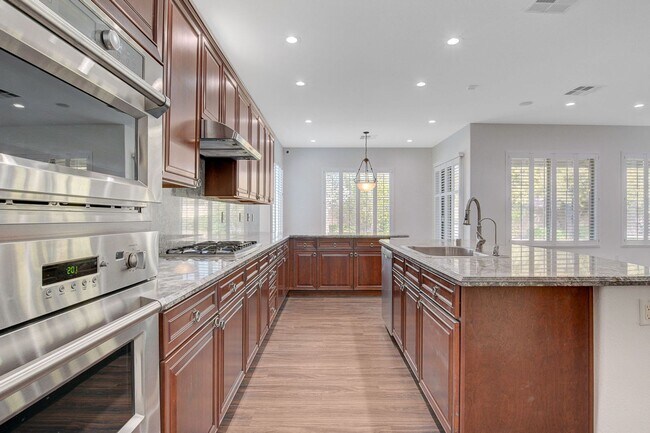 Building Photo - Anthem country Club Golf Community Beauty