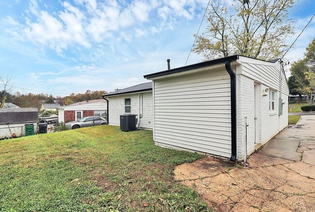 Building Photo - Updated 3BD/1BA Ranch