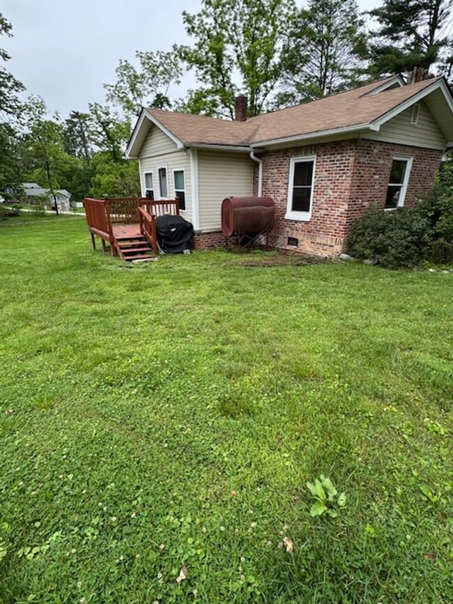 Building Photo - Beautiful 3 Bed / 1 Bath, Large rolling yard