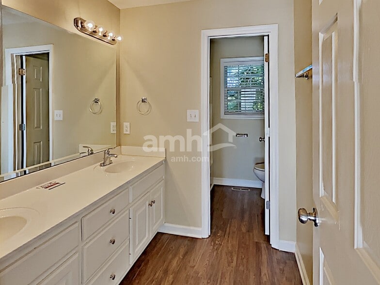 Building Photo - 403 Woodlands Dr