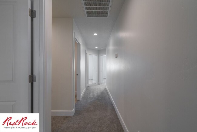 Building Photo - Modern Townhome in Desirable Hurricane Hei...