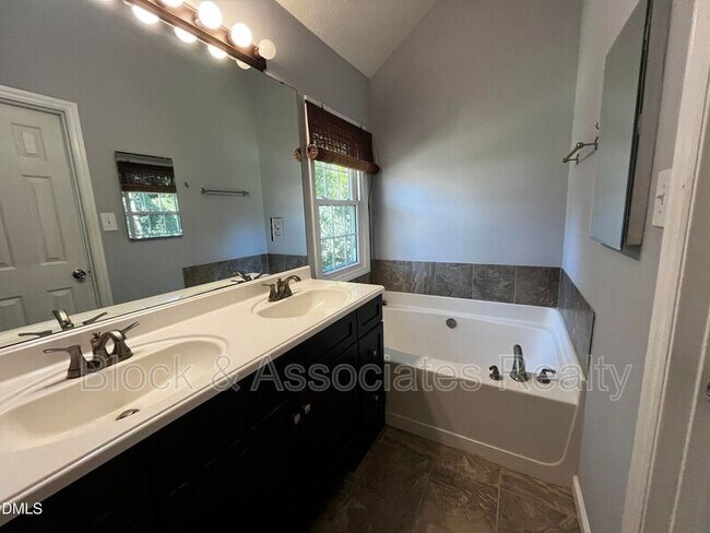 Building Photo - 214 Castle Hayne Dr